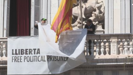 Torra retira la pancarta del Palau y emprende acciones legales contra la JEC