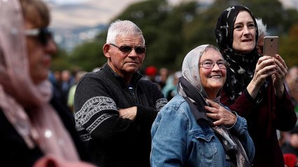 شاهد: سلسلة بشرية لحماية المسلمين المصلين في نيوزيلندا