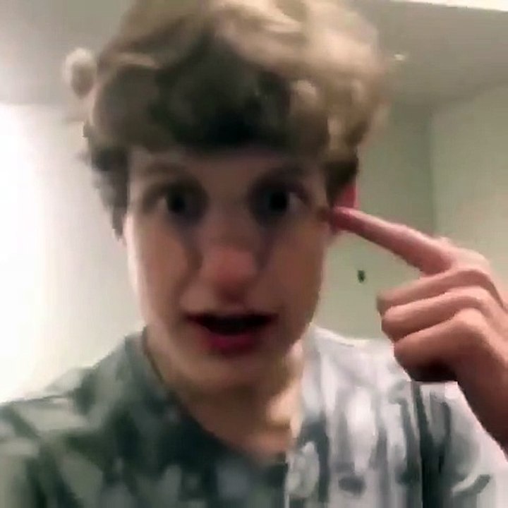 Jouer au basket avec sa tête et une poubelle