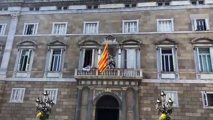 Así es la nueva pancarta que cuelga del balcón del Palau de la Generalitat