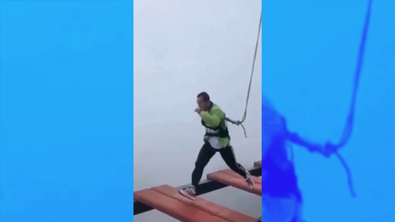 Le harnais de sécurité se décroche alors qu’un homme traverse une passerelle au-dessus du vide