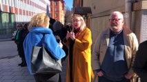İsveçlilerden cuma namazını kılan Müslümanlar için insan zinciri - STOCKHOLM