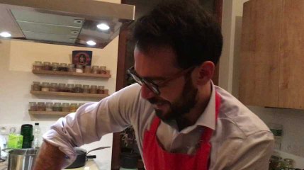 Candidat aux élections, Julien Uyttendaele nous livre sa recette des crêpes Suzette