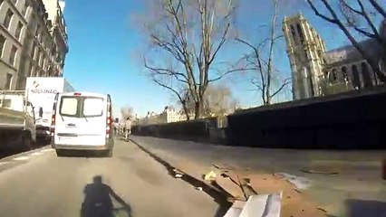 Il teste une nouvelle piste cyclable à Paris