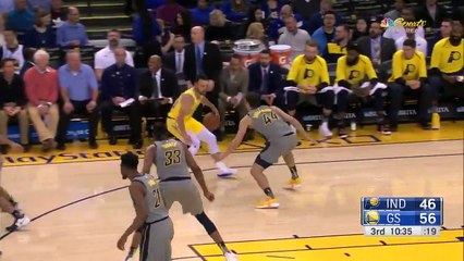 Stephen Curry part (encore) avant de regarder si son tir est rentré ou non