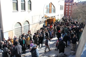 Cami Önünde Dostluk Zinciri Oluşturuldu