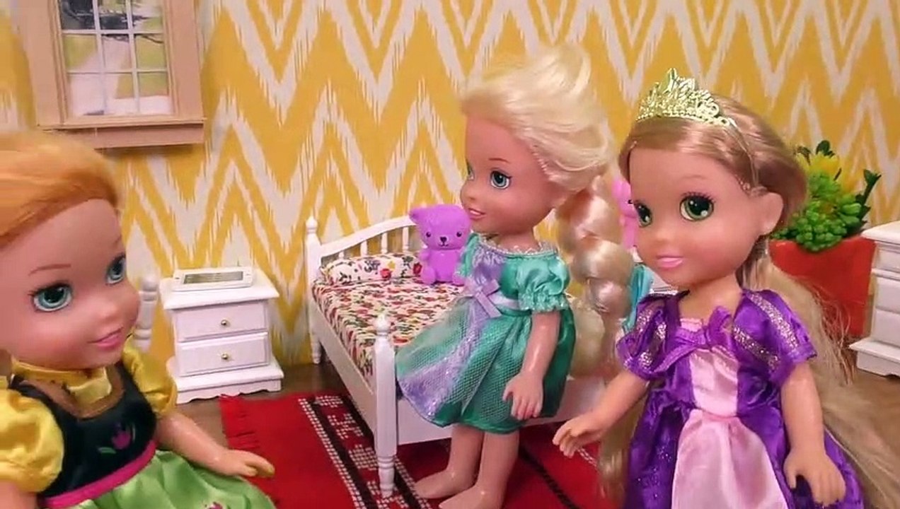 La PEINTURE ! Elsa et Anna, les tout-petits jouent avec les Couleurs - des traces de pas