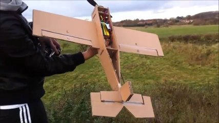 Deux gars ont fabriqué un avion RC en carton !