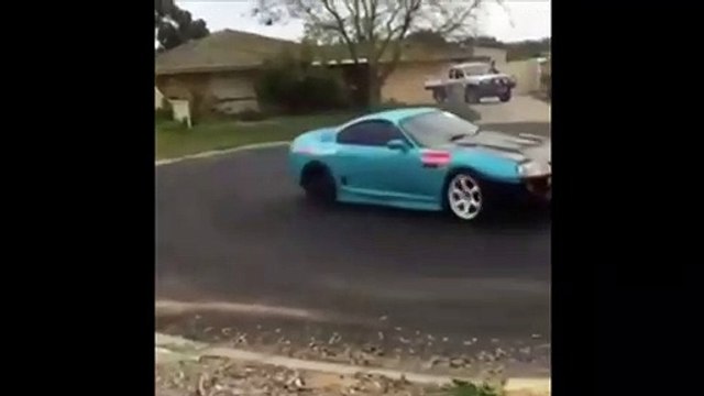 Il plante sa voiture dans une maison en roulant comme un fou