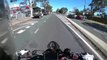 Le beau geste de ce motard qui s'arrête pour aider une vielle dame tombée au sol
