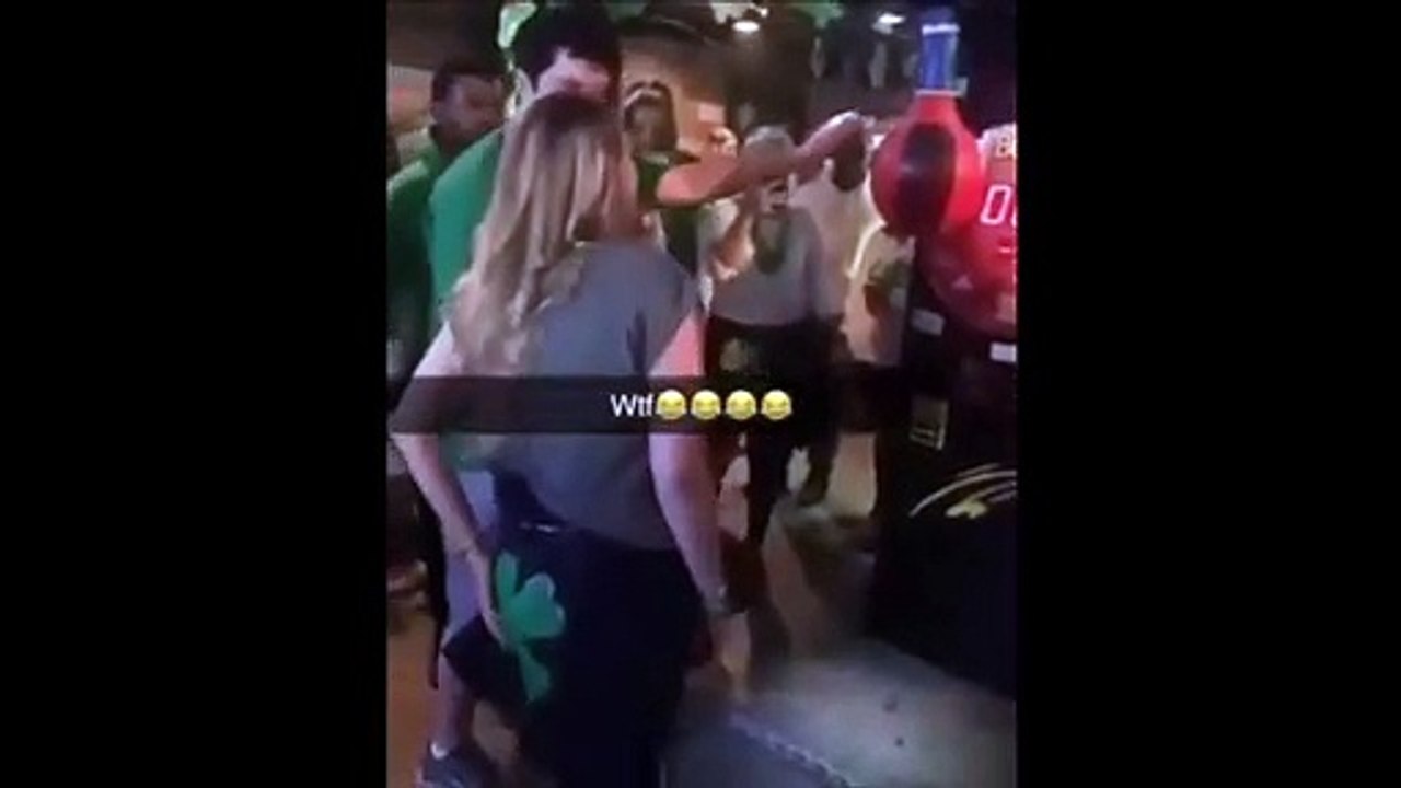 Drôle de façon d'utiliser un punching ball à la fête foraine !