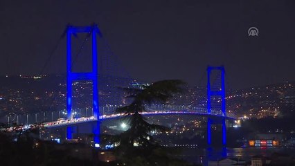 Kule ve Köprüler Maviye Büründü