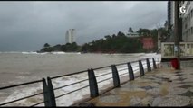 Ressaca atinge prédios na orla da Praia da Areia Preta, em Guarapari