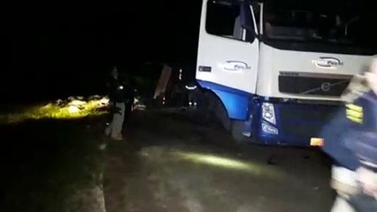 Seis horas após tombamento de carreta, motorista pede 'socorro'
