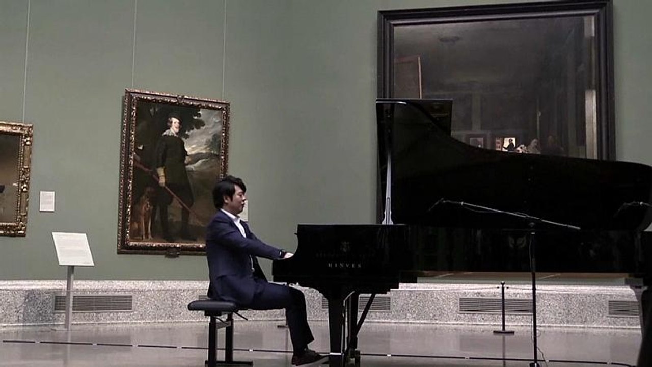 Starpianist lang lang spielt im madrider prado