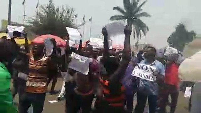 Des jeunes à Alpha Condé : les deux mandats, ça suffit .