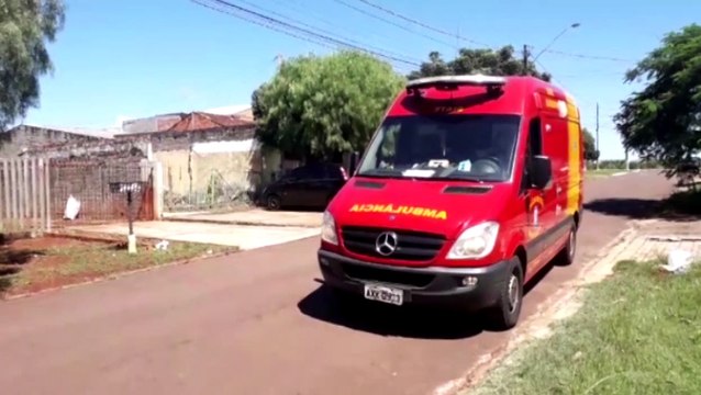 Mulher bate a cabeça após resvalar em piso molhado