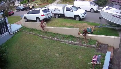 Sa remorque lui échappe et il tente de la retenir tant bien que mal