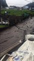 Viviendas y vehículos afectados por deslave en Quito