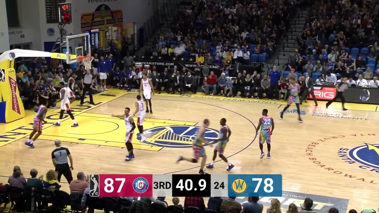 Antonius Cleveland with the huge dunk!