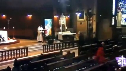 Rahip ayin sırasında bıçaklı saldırıya uğradı