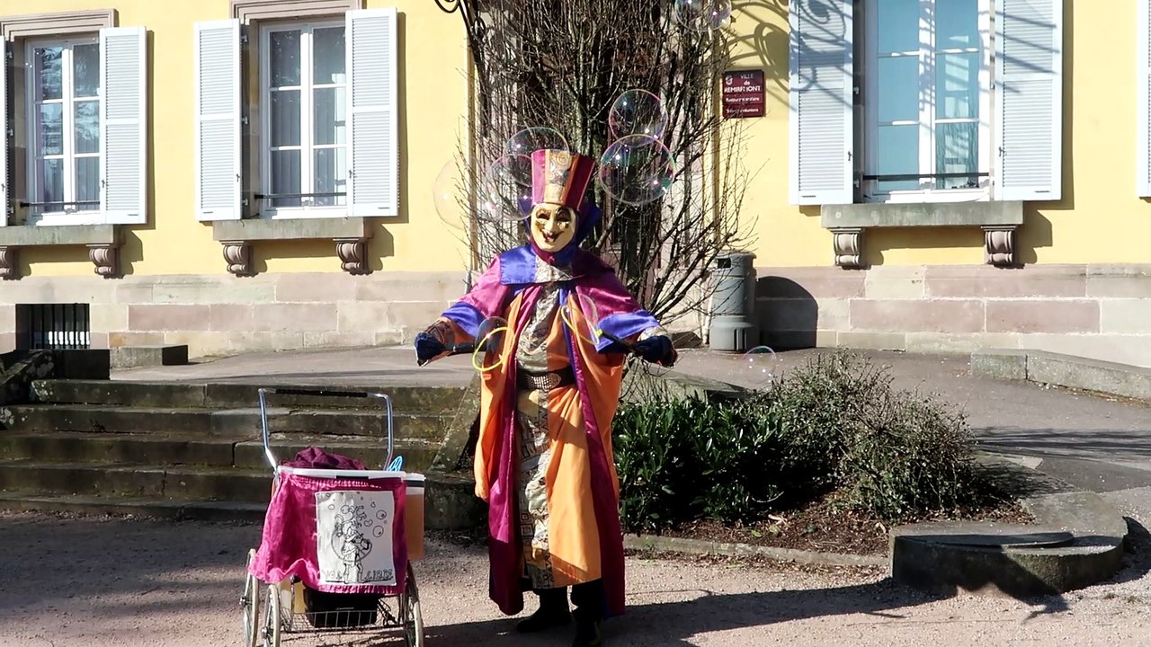 Remiremont Un costumé du carnaval fait des bulles