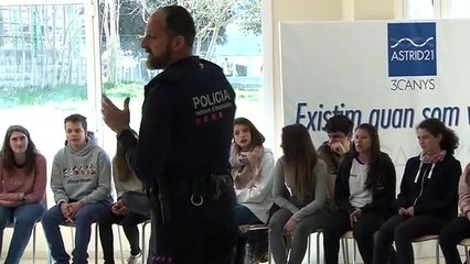 Els Mossos familiaritzen la unitat canina a persones amb discapacitat intel·lectual