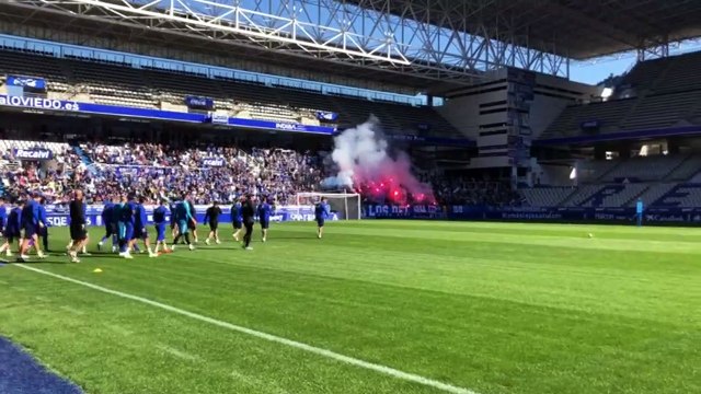 Espectacular Recibimiento al Real Oviedo en el Carlos Tartiere en el Entrenamiento Previo al Derbi