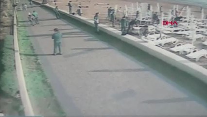 Antalya Turistlerin Gözü Önünde Şezlongları Söküp Attılar