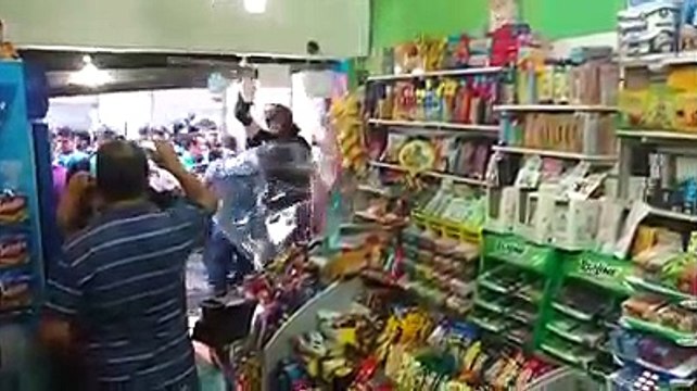 Reforma Pevisional. Los medios culpaban a los manifestantes de la rotura del local, pero los dueños con sus celulares captaron estas imágenes, (fue la policía)