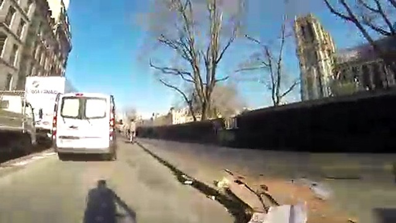 Il teste une nouvelle piste cyclable à Paris