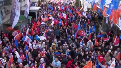 Video herunterladen: Binali Yıldırım, AK Parti Bahçelievler İlçe Başkanlığı önünde otobüs üzerinden vatandaşlara hitap etti - İSTANBUL