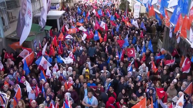 Binali Yıldırım, AK Parti Bahçelievler İlçe Başkanlığı önünde otobüs üzerinden vatandaşlara hitap etti - İSTANBUL
