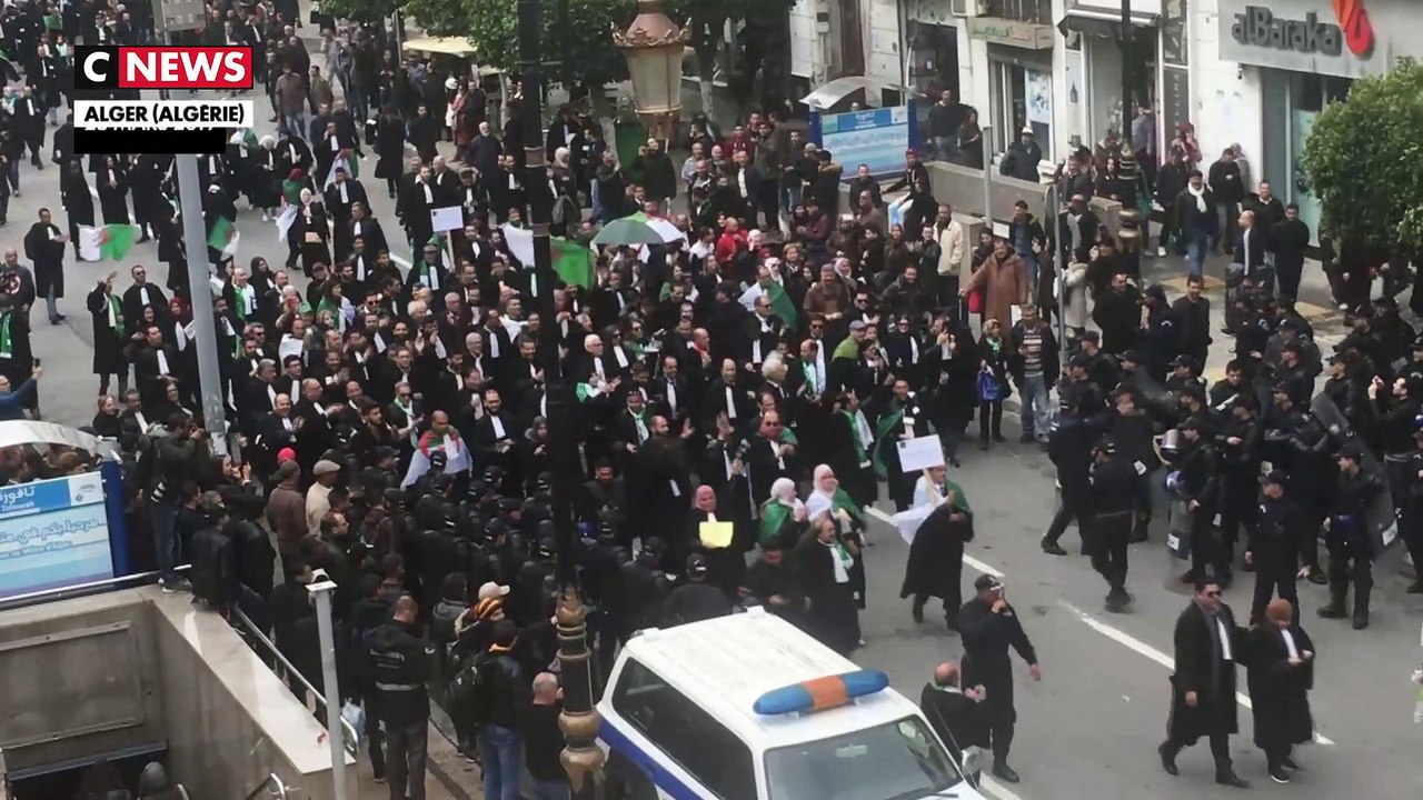 Algérie : des centaines d'avocats manifestent contre le régime