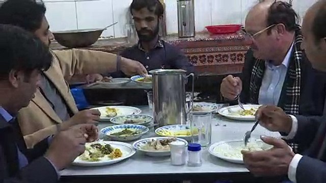 باكستاني يصبح معروفا بسبب شبهه بـ تيريون لانيستر في غيم أوف ثرونز