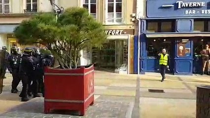Les CRS repoussent les gilets jaunes rue des Clercs  à Metz