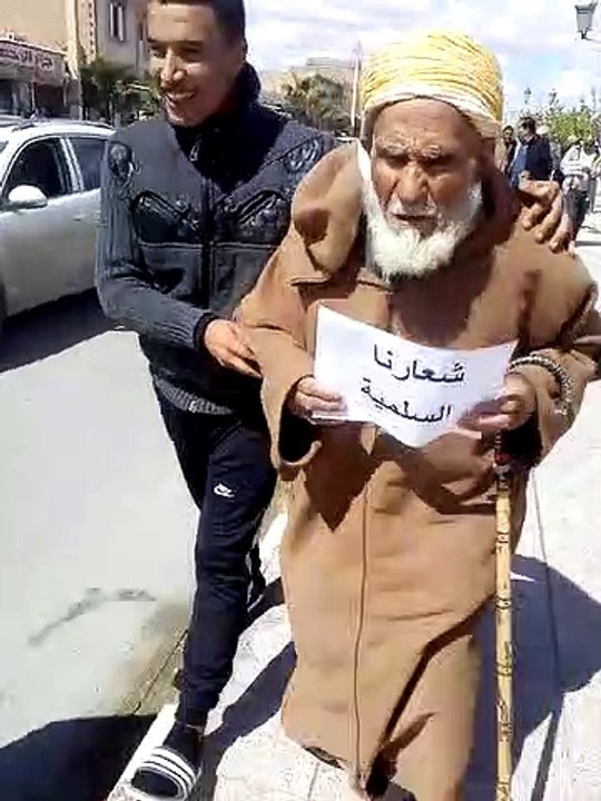 بالفيديو أكبر مُسن في الجزائر يشارك في الحراك الشعبي