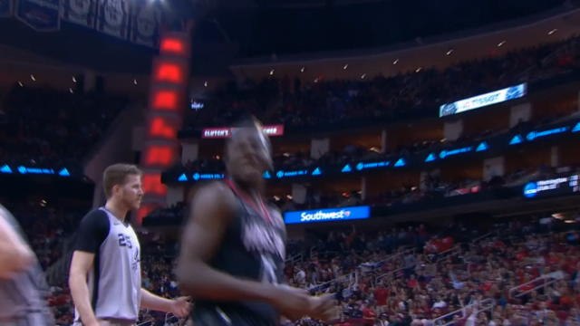 لقطة: كرة سلّة: كابيلا يخترق دفاعات سبيرز ويُسجّل سلّة ساحقة