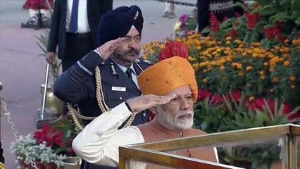 PM Narendra Modi  pays tribute to Bhagat Singh, Sukhdev and Rajguru on Shaheed Diwas .