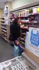 Elle renifle et lèche la nourriture au supermarché !