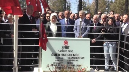 Akşener, Şehit Ömer Halisdemir'in Kabrini Ziyaret Etti