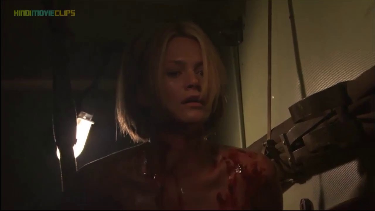 The mutant Eve - half alien, half human - is dying. जब एक मनुष्य रुपी एलियन ने बेबी एलियन को जन्म दिया