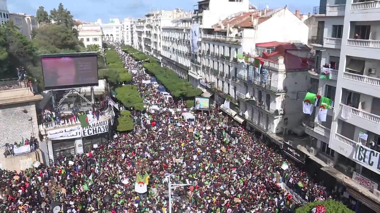 "عزم".. حركة شبابية لتأطير الحراك الشعبي بالجزائر