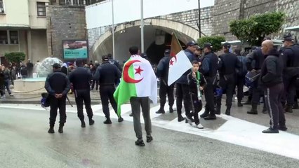 المعارضة الجزائرية تقترح خريطة طريق لتلبية مطالب الشعب