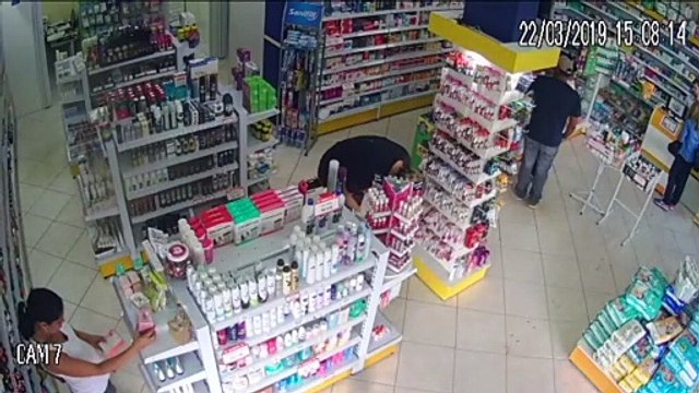 Mulher é flagrada furtando produtos em farmácia no Alto Alegre