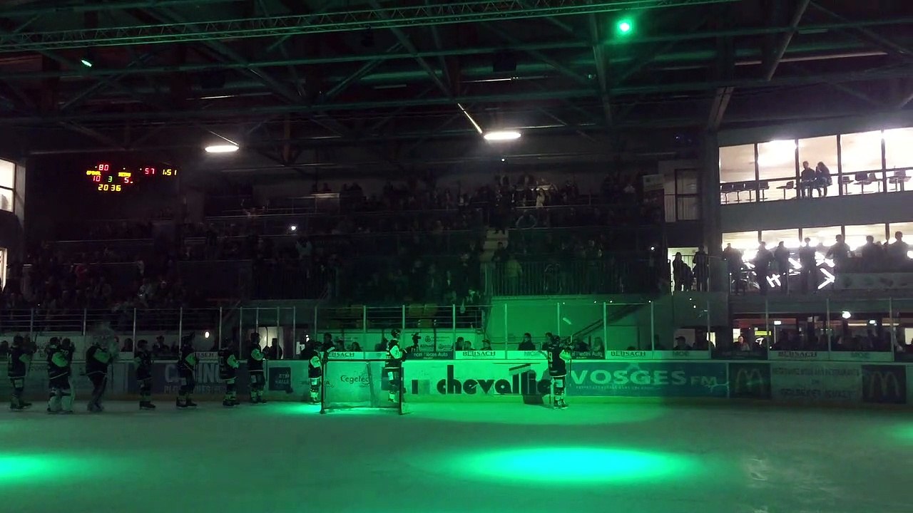 Hockey sur glace : les joueurs d'Epinal fêtent la qualification pour les quarts de finale avec leurs supporters