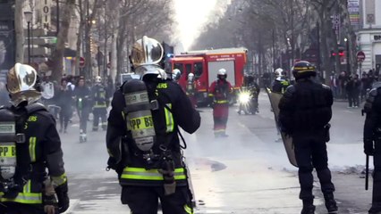 ‘Coletes amarelos’ protestam sob forte policiamento