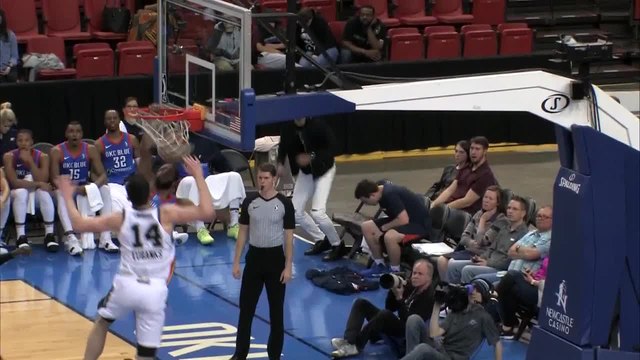 Dez Wells rattles the rim on the finish!