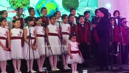 صور تذكارية لوزير الرى وسفير الاتحاد الأوروبى مع أصغر طفل بكورال اليوم العالمى للمياه