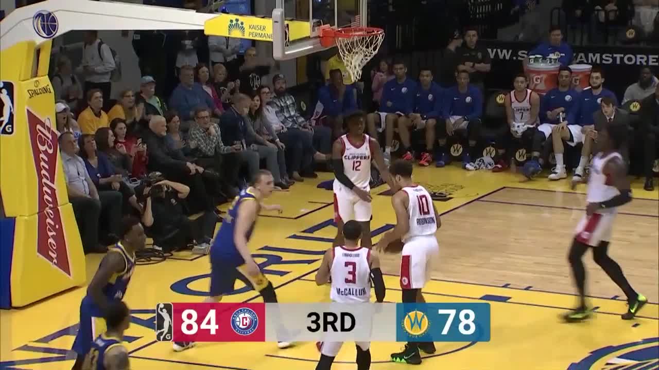Alen Smailagic attacks the rim!